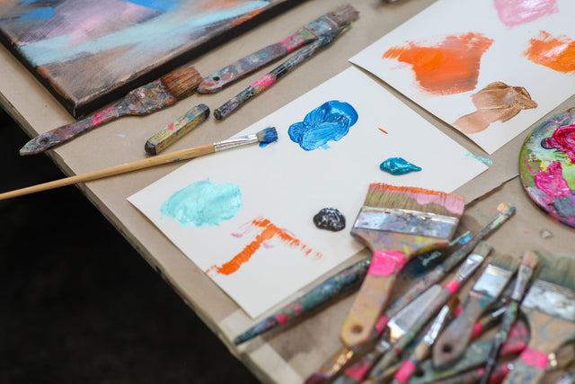 Lerne im geistreich Online-Kurs mit Angelika Biber Acryl- und Effektfarben auf schwarzem Grund kennen