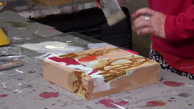 Lerne im geistreich Online-Kurs mit Angelika Biber Collage mit Wachs auf Holzkörper - Rost, Paraffin und Ölfarben kennen