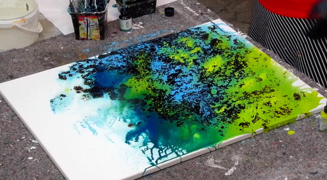 Lerne im geistreich Online-Kurs mit Angelika Biber Landschaft mit Bitumen-Schüttung kennen