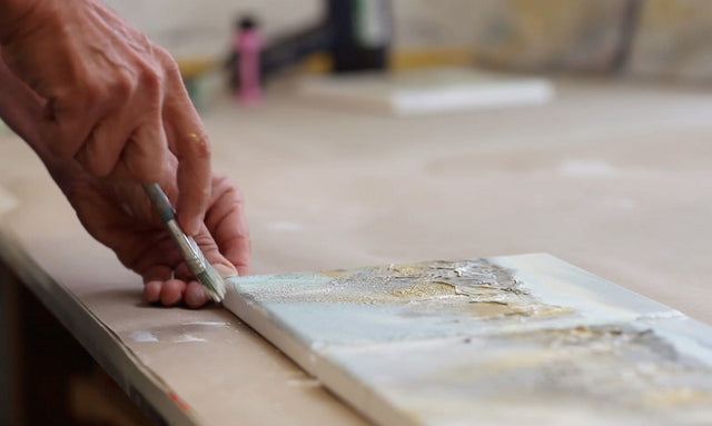 Lerne im geistreich Online-Kurs mit Angelika Biber Reliefartige Berglandschaft mit Goldschimmer kennen