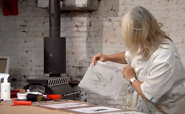 Lerne im geistreich Online-Kurs mit Anita Hörskens Collagekunst mit Lithografie-Elementen und Wachs kennen