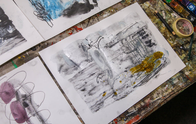 Lerne im geistreich Online-Kurs mit Antonio Zecca Tagesbilder - mit Ölkreide, Graphit, Schellack und Blumendraht kennen