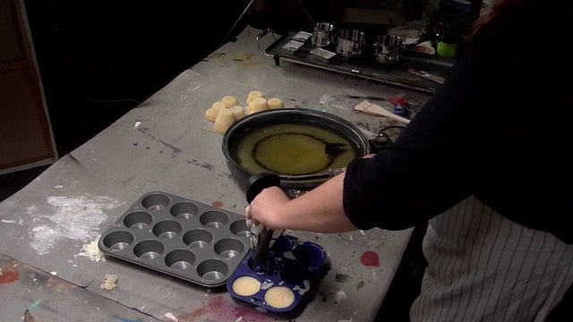 Lerne im geistreich Online-Kurs mit Birgit Hüttemann-Holz Enkaustik "Basics + Techniken" Einführungskurs kennen