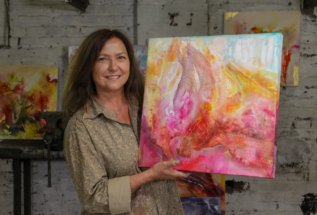 Lerne im geistreich Online-Kurs mit Brigitte Waldschmidt Tuchtechnik und Materialdruck auf Encausticboard kennen