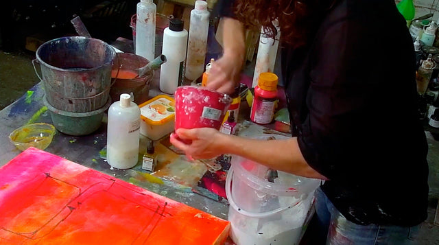 Lerne im geistreich Online-Kurs mit Claudia Geil Struktur-Mix Farberlebnis - Beize und Pigment kennen