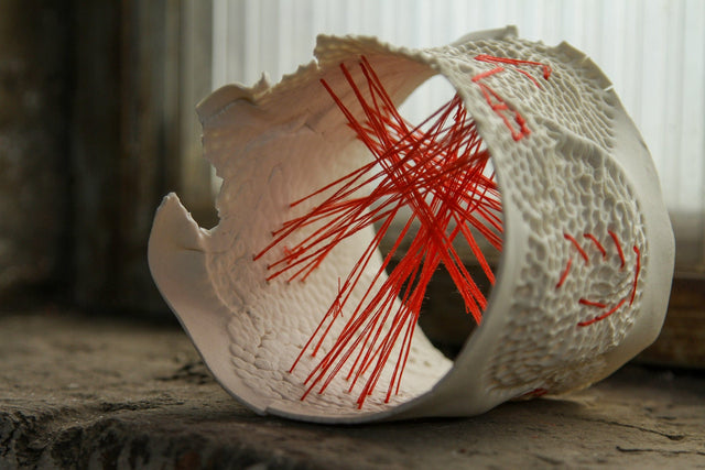 Lerne im geistreich Online-Kurs mit Claudia Zeppenfeld Farberzählungen mit Porzellan kennen