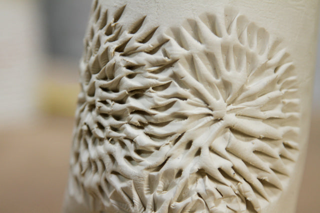 Lerne im geistreich Online-Kurs mit Claudia Zeppenfeld Farberzählungen mit Porzellan kennen