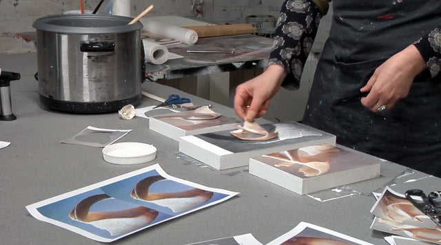 Lerne im geistreich Online-Kurs mit Cordula Kagemann Collage mit Fundstücken und Wachs kennen