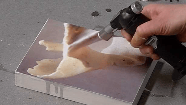 Lerne im geistreich Online-Kurs mit Cordula Kagemann Collage mit Fundstücken und Wachs kennen