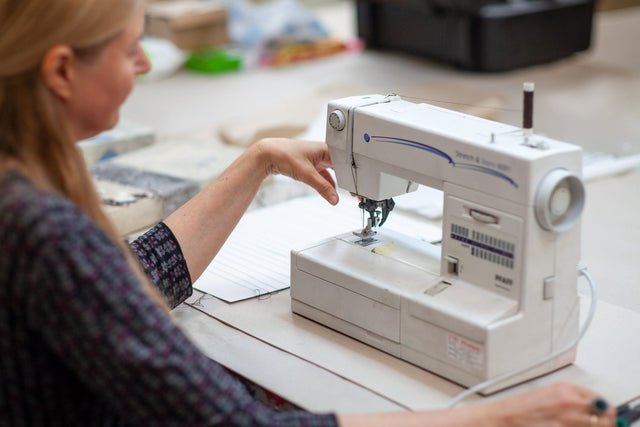 Lerne im geistreich Online-Kurs mit Cordula Kagemann Collage mit Material, Textur und Relief kennen