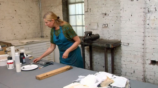 Lerne im geistreich Online-Kurs mit Cordula Kagemann Collage mit Wachs & Gold auf Holzscheit kennen