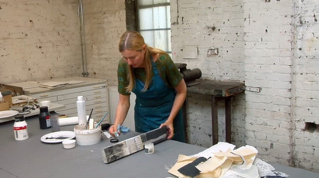 Lerne im geistreich Online-Kurs mit Cordula Kagemann Collage mit Wachs & Gold auf Holzscheit kennen