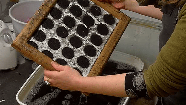 Lerne im geistreich Online-Kurs mit Cordula Kagemann Papierschöpfen und Pulp painting mit Collage kennen