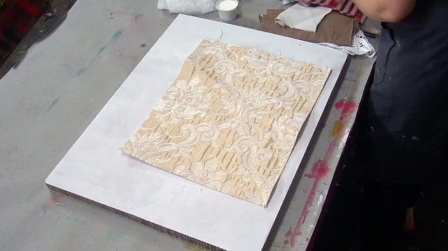 Lerne im geistreich Online-Kurs mit Cordula Kagemann Reliefartige Collage mit textiler Anmutung kennen