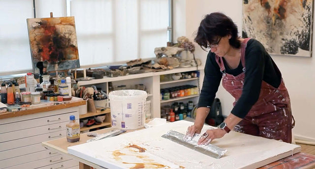 Dozentin zeigt Spachteltechnik und Strukturaufbau im Kurs Fluss strukturierter Farbintensität – Himalaya