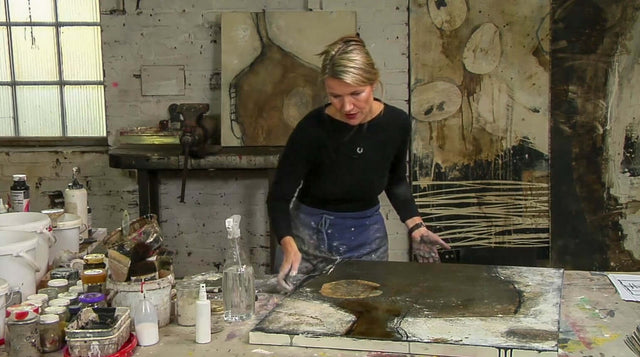 Lerne im geistreich Online-Kurs mit Ines Hildur Large shape with bitumen paint - Voiceover (EN) kennen