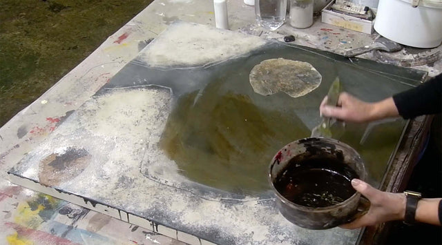 Lerne im geistreich Online-Kurs mit Ines Hildur Large shape with bitumen paint - Voiceover (EN) kennen