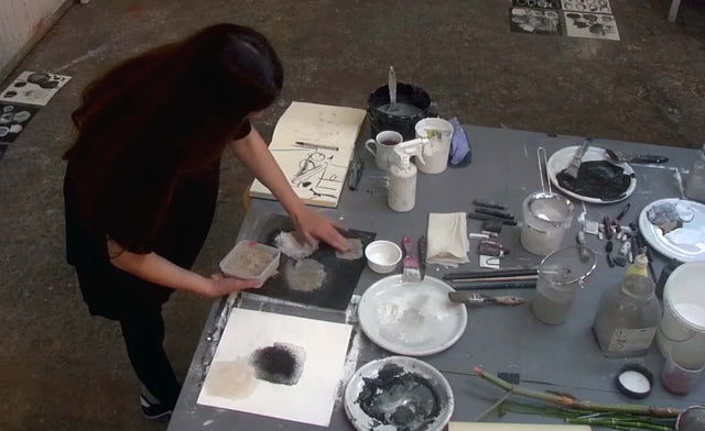 Lerne im geistreich Online-Kurs mit Ines Hildur LIVE - Formen finden. Geste-Fläche-Fleck-Form. kennen