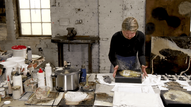 Lerne im geistreich Online-Kurs mit Ines Hildur Staub-Technik mit Wachs auf Holzkörpern kennen