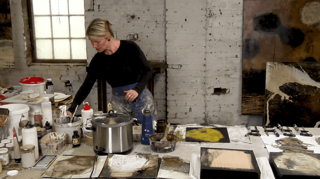 Lerne im geistreich Online-Kurs mit Ines Hildur Staub-Technik mit Wachs auf Holzkörpern kennen