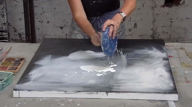 Lerne im geistreich Online-Kurs mit Ines Hildur Weiß und Schwarz in Staubtechnik kennen