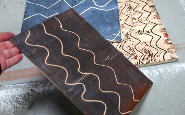 Lerne im geistreich Online-Kurs mit Iris Flexer Holzschnitt im Handdruck mit Collage kennen