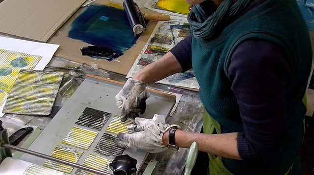 Lerne im geistreich Online-Kurs mit Iris Flexer Schablonen-Druck mit oder ohne Presse kennen