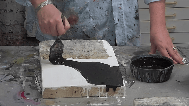 Lerne im geistreich Online-Kurs mit Iris Lehnhardt Wachs, Tusche und Naturcollage kennen