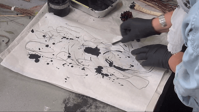 Lerne im geistreich Online-Kurs mit Iris Lehnhardt Wachs, Tusche und Naturcollage kennen