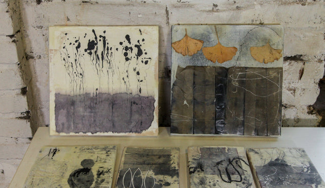 Lerne im geistreich Online-Kurs mit Iris Lehnhardt Wachs, Tusche und Naturcollage kennen