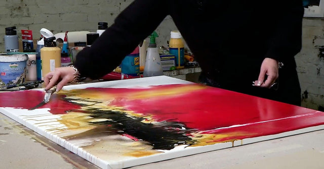 Lerne im geistreich Online-Kurs mit Isabelle Zacher-Finet Dynamische Abstraktion mit Tusche und Colorshaper kennen