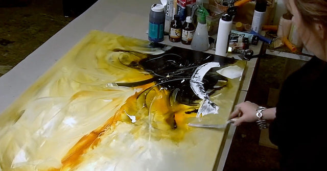 Lerne im geistreich Online-Kurs mit Isabelle Zacher-Finet Dynamische Abstraktion mit Tusche und Colorshaper kennen