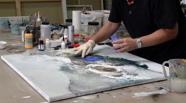 Lerne im geistreich Online-Kurs mit Isolde Folger Großes Format - Material in Bewegung kennen