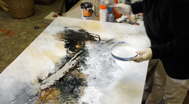 Lerne im geistreich Online-Kurs mit Isolde Folger Materialmix mit Bitumen, Beton und Moorlauge - Erdtöne kennen