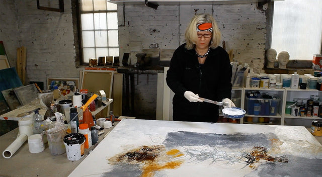 Lerne im geistreich Online-Kurs mit Isolde Folger Materialmix mit Bitumen, Beton und Moorlauge - Erdtöne kennen