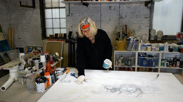 Lerne im geistreich Online-Kurs mit Isolde Folger Materialmix mit Bitumen, Beton und Moorlauge - Erdtöne kennen