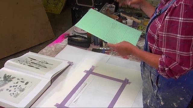 Lerne im geistreich Online-Kurs mit Karin Christoph Poetische Serie in Druck- und Mischtechnik kennen