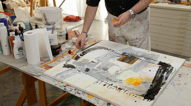 Lerne im geistreich Online-Kurs mit Robert Süess Eisenplatte, Stoffe, Pappe als Collage-Elemente kennen