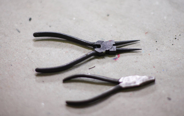 Lerne im geistreich Online-Kurs mit Sabine Kinder Draht-Objekt in Rot kennen