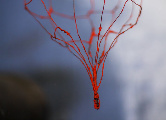 Lerne im geistreich Online-Kurs mit Sabine Kinder Draht-Objekt in Rot kennen