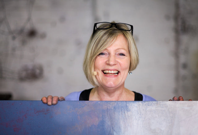 Lerne im geistreich Online-Kurs mit Sabine Kinder Draht-Objekt in Rot kennen