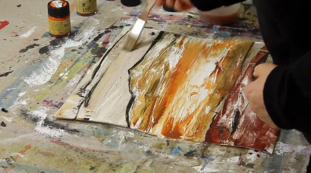 Lerne im geistreich Online-Kurs mit Sonja Schmid Malen ohne Farben aber mit Asche auf Karton kennen