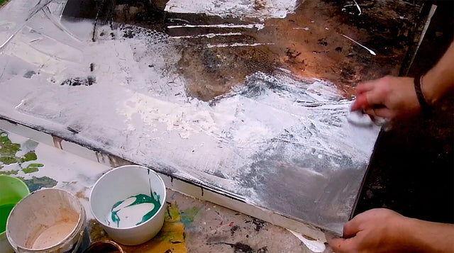 Lerne im geistreich Online-Kurs mit Tom Kree Acryl, Beizen und Bitumen kennen