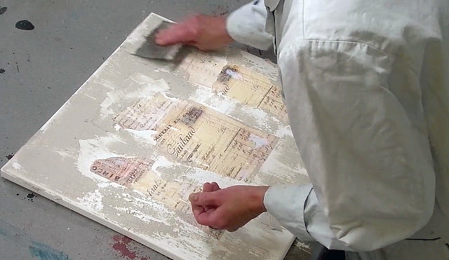 Lerne im geistreich Online-Kurs mit Ute Hoeg Collage, Baumaterial, Wachs und Beizen kennen