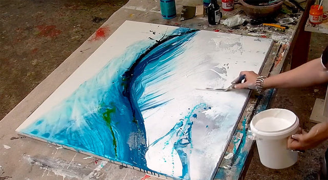 Lerne im geistreich Online-Kurs mit Isabelle Zacher-Finet Kraftvoll Blau - Experimentelle Malerei kennen