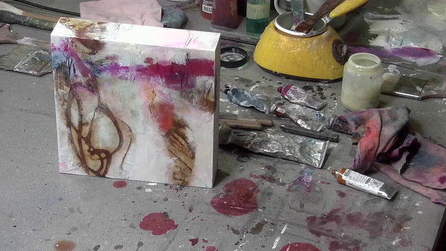 Lerne im geistreich Online-Kurs mit Angelika Biber Collage mit Wachs auf Holzkörper - Rost, Paraffin und Ölfarben kennen