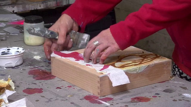 Lerne im geistreich Online-Kurs mit Angelika Biber Collage mit Wachs auf Holzkörper - Rost, Paraffin und Ölfarben kennen