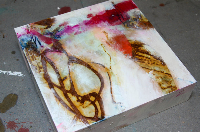 Lerne im geistreich Online-Kurs mit Angelika Biber Collage mit Wachs auf Holzkörper - Rost, Paraffin und Ölfarben kennen