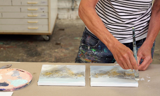 Lerne im geistreich Online-Kurs mit Angelika Biber Reliefartige Berglandschaft mit Goldschimmer kennen