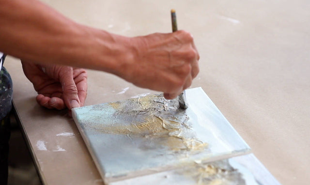 Lerne im geistreich Online-Kurs mit Angelika Biber Reliefartige Berglandschaft mit Goldschimmer kennen